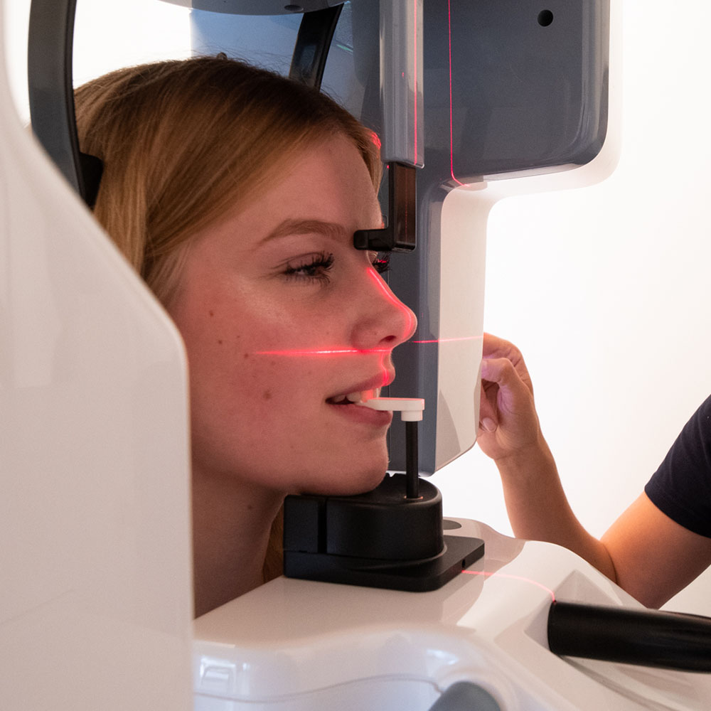 Der Kiefer einer Patientin wird vermessen.